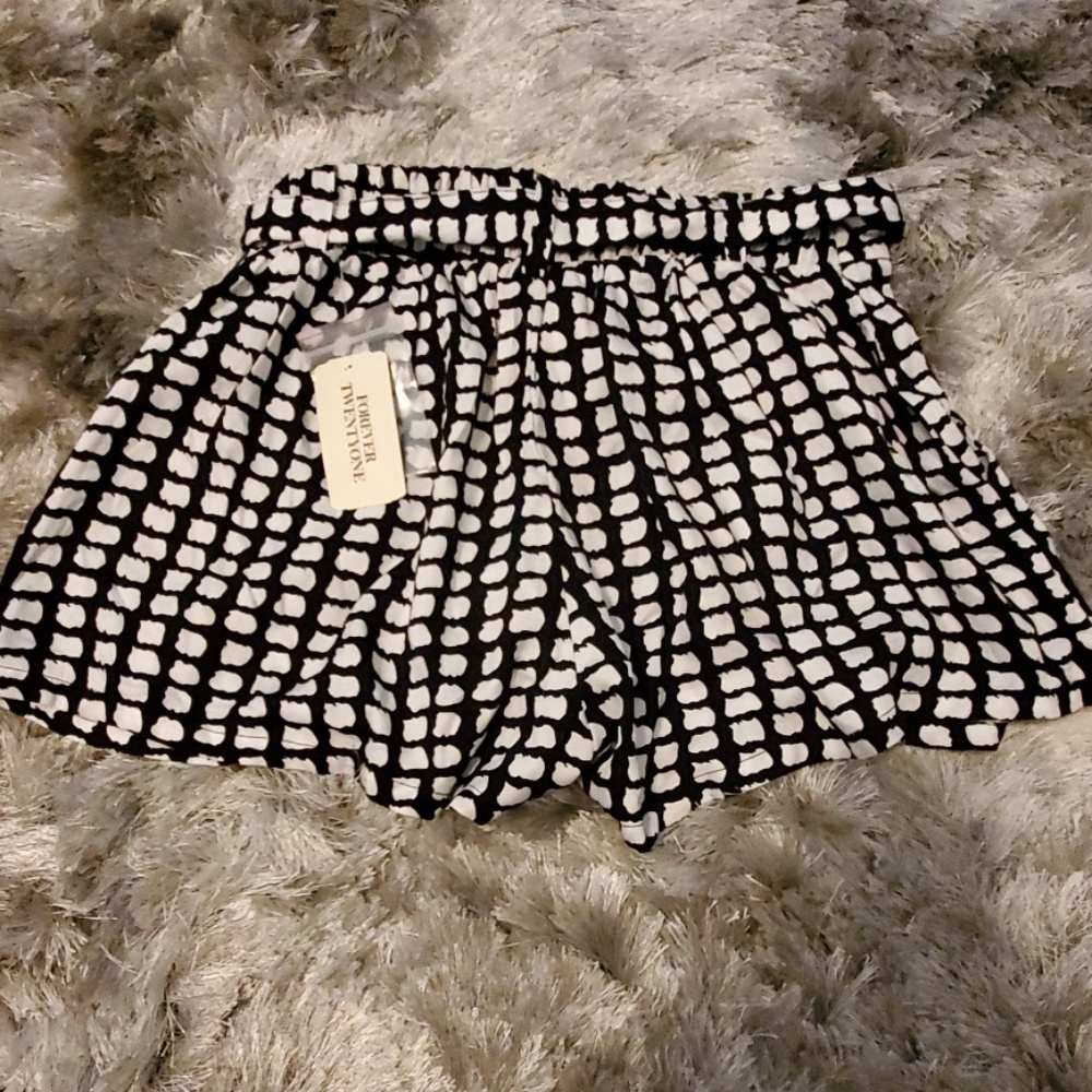 NWT FOREVER 21 Flare shorts - Picture 3 of 4